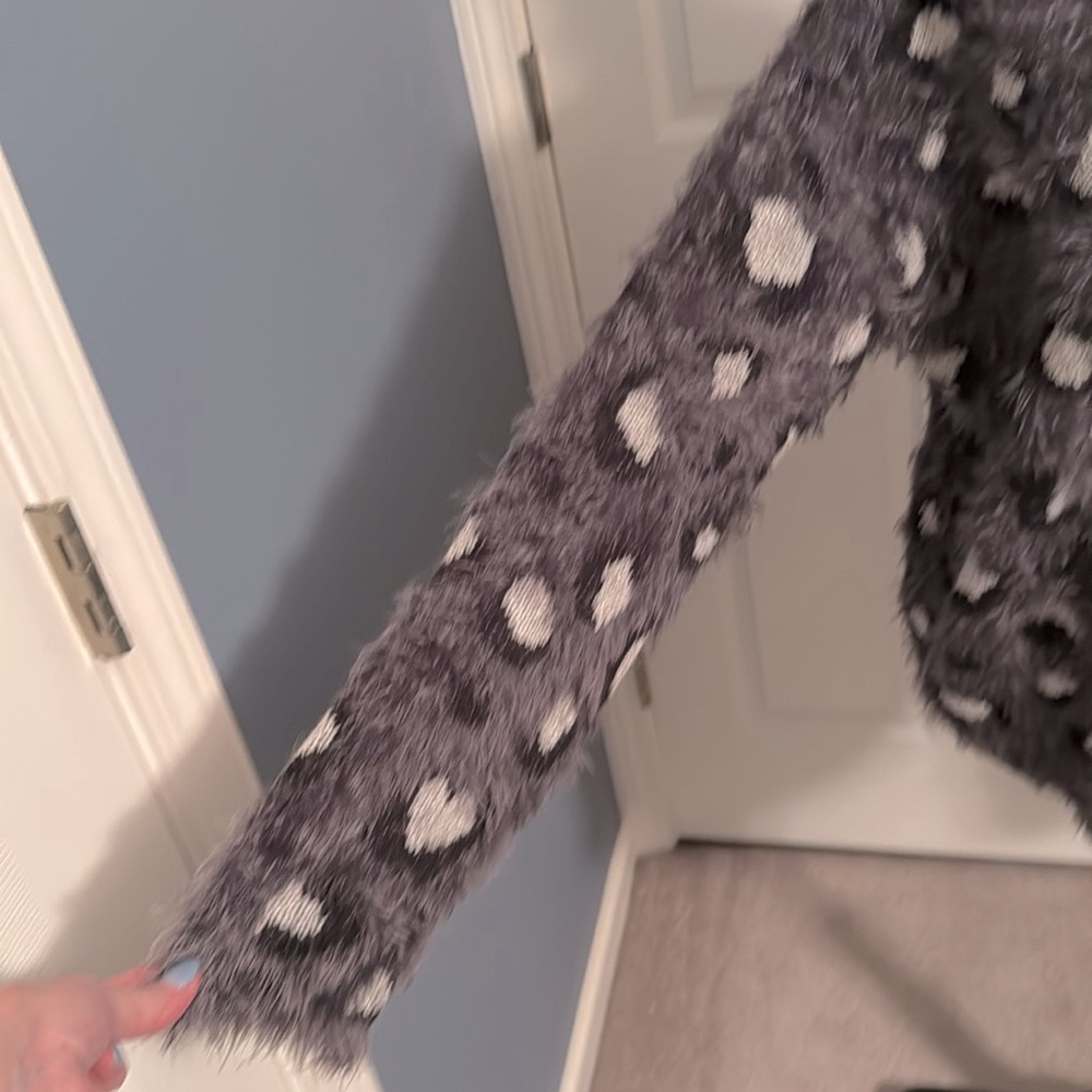 Item & Thread Gray Eyelash Leopard Long Sleeve Sweater Size large - Picture 4 of 5